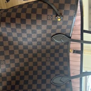 Louis Vuitton never full bag. Great condition. Got it from my ex and don’t want
